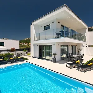 Villa Supernus With Heated Pool, Baška